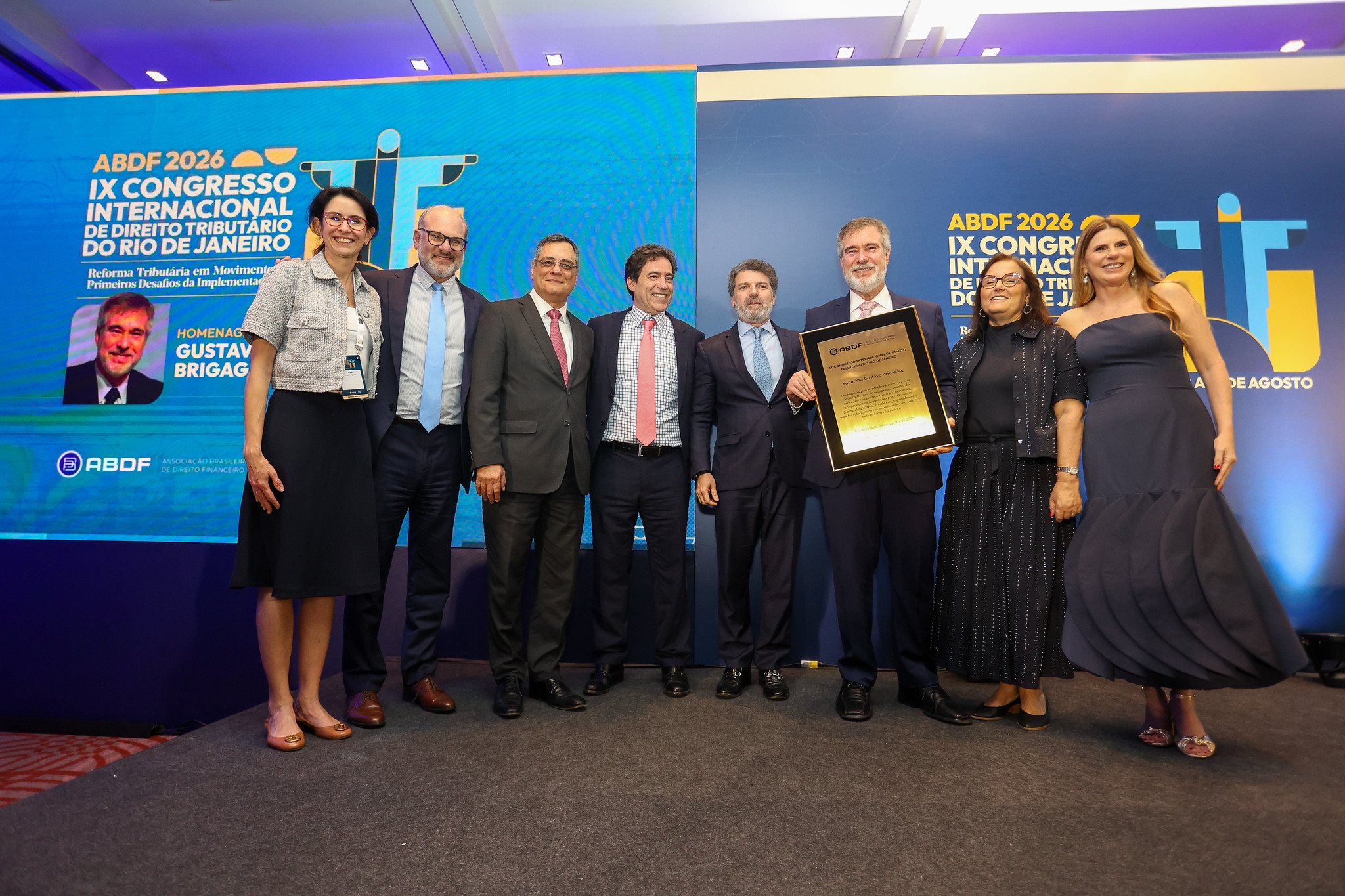 Gustavo Brigagão receives the tribute at the closing plenary of the IX International Tax Law Congress of Rio de Janeiro, alongside ABDF directors and guests